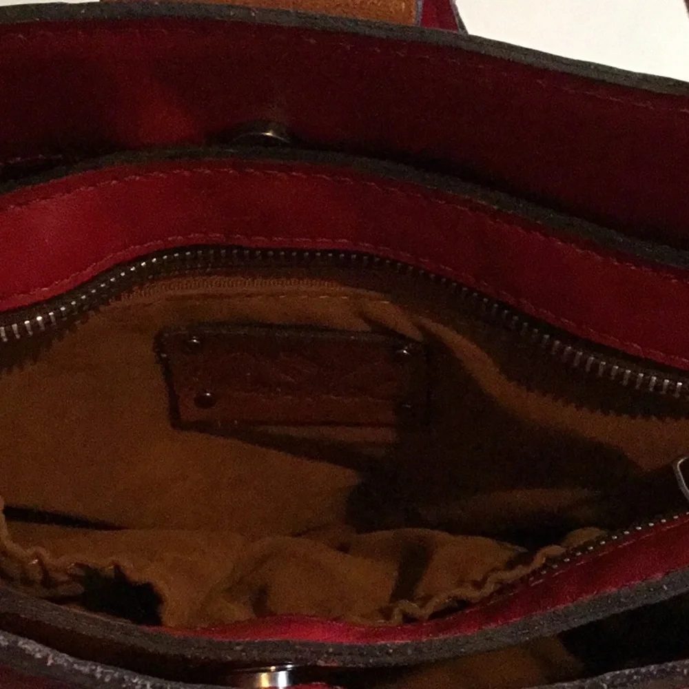 🌹Patricia Nash Red Roses Embossed Leather Bag🌹 - Picture 7 of 9